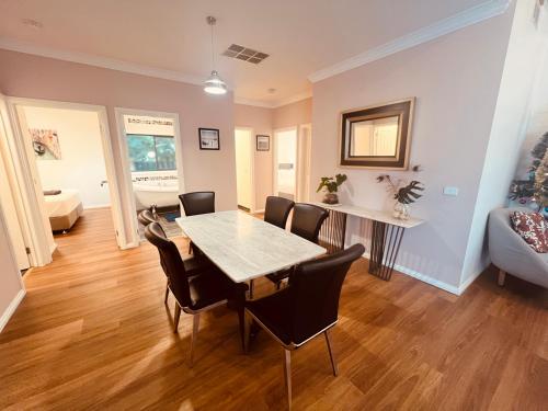 Cosy 4BR Home 15 Minutes Away From Melbourne Airport in St Albans Cosy 4BR Home 15 Minutes Away From Melbourne Airport in St Albans