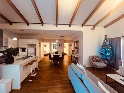 Cosy 4BR Home 15 Minutes Away From Melbourne Airport in St Albans Cosy 4BR Home 15 Minutes Away From Melbourne Airport in St Albans