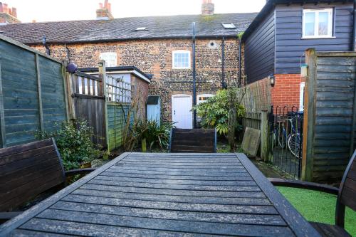 Garden, Cartref in Farnham Garden, Cartref in Farnham