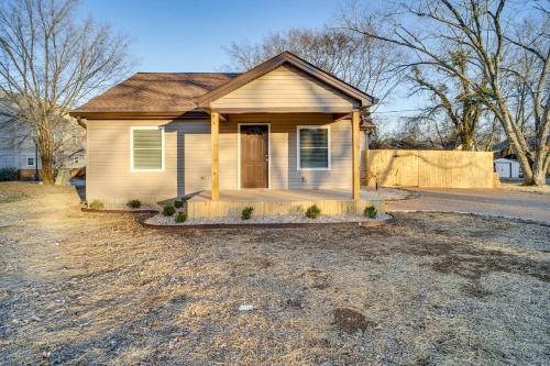 Home 14 Mi to Highpoint Health with Fenced Yard! in Hendersonville Home 14 Mi to Highpoint Health with Fenced Yard! in Hendersonville