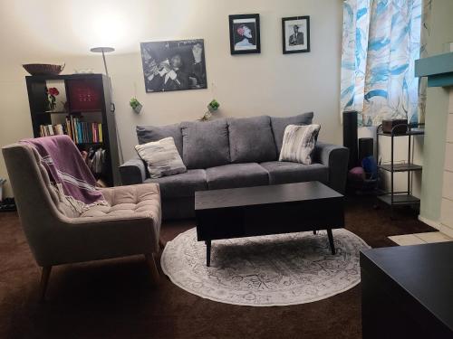 Ruang bersama/area TV, Guest Room in Sherman Oaks with private bathroom and balcony in Sherman Oaks Ruang bersama/area TV, Guest Room in Sherman Oaks with private bathroom and balcony in Sherman Oaks