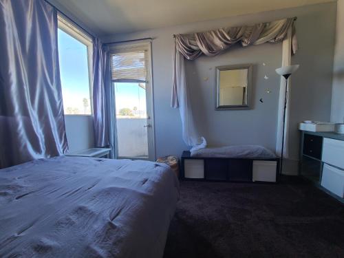 Guest Room in Sherman Oaks with private bathroom and balcony in Sherman Oaks Guest Room in Sherman Oaks with private bathroom and balcony in Sherman Oaks