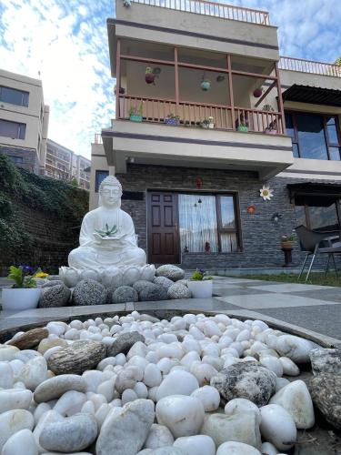 A szálláshely kívülről, House of Buddha in Bandrol A szálláshely kívülről, House of Buddha in Bandrol