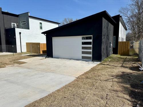 Contemporary Comfort Modern Home in Cedar Crest Contemporary Comfort Modern Home in Cedar Crest