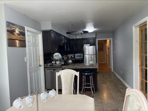 NEAR COLLAGE HOSP PLAZA Free parking WI-FI Laundry and cooking Self-service check-in HOUSE in Barrie NEAR COLLAGE HOSP PLAZA Free parking WI-FI Laundry and cooking Self-service check-in HOUSE in Barrie