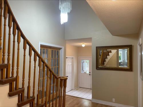 NEAR COLLAGE HOSP PLAZA Free parking WI-FI Laundry and cooking Self-service check-in HOUSE in Barrie NEAR COLLAGE HOSP PLAZA Free parking WI-FI Laundry and cooking Self-service check-in HOUSE in Barrie