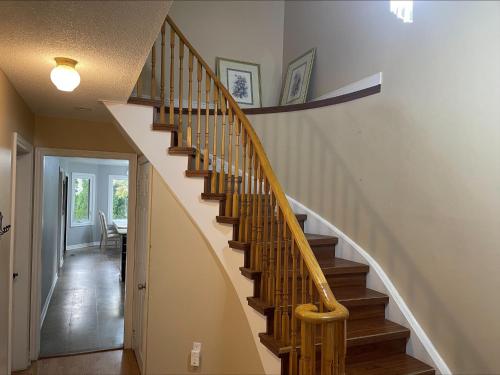 NEAR COLLAGE HOSP PLAZA Free parking WI-FI Laundry and cooking Self-service check-in HOUSE in Barrie NEAR COLLAGE HOSP PLAZA Free parking WI-FI Laundry and cooking Self-service check-in HOUSE in Barrie