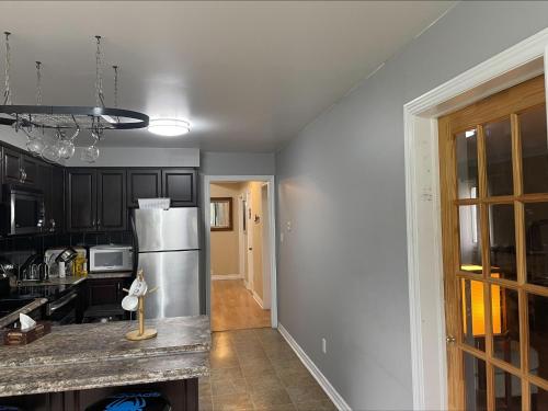 NEAR COLLAGE HOSP PLAZA Free parking WI-FI Laundry and cooking Self-service check-in HOUSE in Barrie NEAR COLLAGE HOSP PLAZA Free parking WI-FI Laundry and cooking Self-service check-in HOUSE in Barrie
