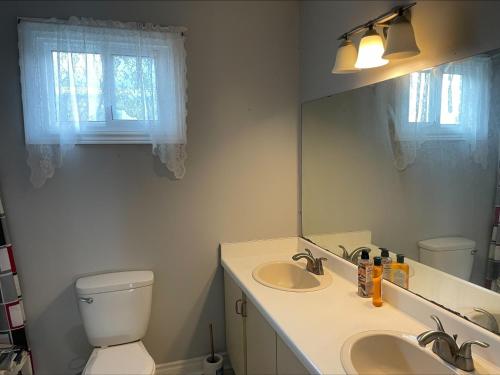 NEAR COLLAGE HOSP PLAZA Free parking WI-FI Laundry and cooking Self-service check-in HOUSE in Barrie NEAR COLLAGE HOSP PLAZA Free parking WI-FI Laundry and cooking Self-service check-in HOUSE in Barrie