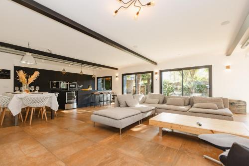 Cocina, Le Loft Black Wood - Piscine privé et grande terrasse à 20 min de Rennes (Le Loft Black Wood - Piscine prive et grande terrasse a 20 min de Rennes) in Pace Cocina, Le Loft Black Wood - Piscine privé et grande terrasse à 20 min de Rennes (Le Loft Black Wood - Piscine prive et grande terrasse a 20 min de Rennes) in Pace