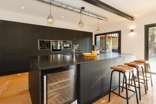 Cocina, Le Loft Black Wood - Piscine privé et grande terrasse à 20 min de Rennes (Le Loft Black Wood - Piscine prive et grande terrasse a 20 min de Rennes) in Pace Cocina, Le Loft Black Wood - Piscine privé et grande terrasse à 20 min de Rennes (Le Loft Black Wood - Piscine prive et grande terrasse a 20 min de Rennes) in Pace