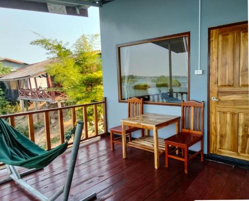 balkong/terrass, DODAND Studio & Sunset Riverside Guesthouse in Muang Khong balkong/terrass, DODAND Studio & Sunset Riverside Guesthouse in Muang Khong