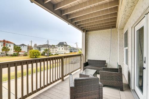 7 Mi to Kemah Boardwalk Waterfront Houston Condo in Nassau Bay 7 Mi to Kemah Boardwalk Waterfront Houston Condo in Nassau Bay
