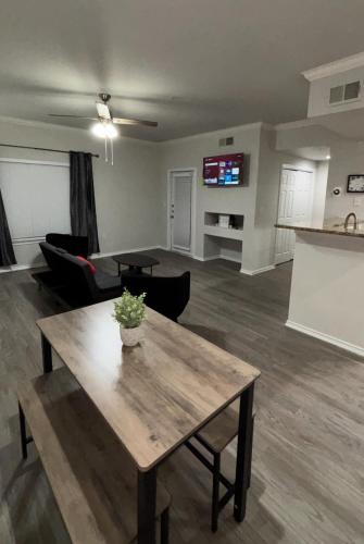 Hill Country Hilltop Haven in Lakeway (TX) Hill Country Hilltop Haven in Lakeway (TX)