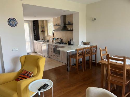 кухня, Triplex Villa with private Pool and Garden in Омурка кухня, Triplex Villa with private Pool and Garden in Омурка