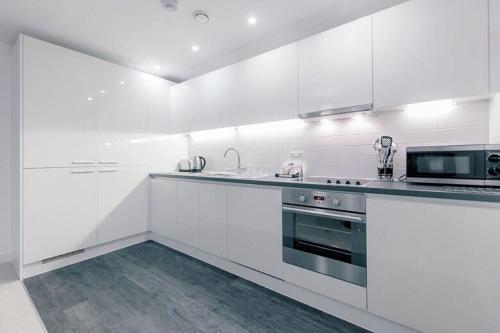 Cocina, Redhill Nobel -Modern Central 2 Bedroom Apartment in Reigate Cocina, Redhill Nobel -Modern Central 2 Bedroom Apartment in Reigate