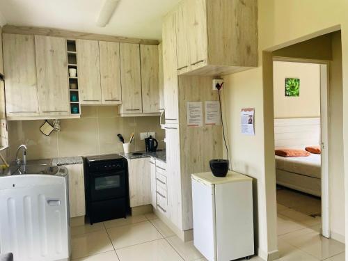 Kitchen, SnaMel Guest House Waterfall in Kloof Kitchen, SnaMel Guest House Waterfall in Kloof