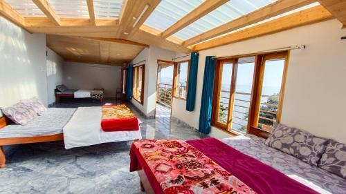 beranda/teres, The Hostelers Homestay Shiimla - Near HPU, Bypass Crossing, ISBT and Advance Study in Shimla beranda/teres, The Hostelers Homestay Shiimla - Near HPU, Bypass Crossing, ISBT and Advance Study in Shimla