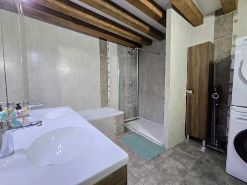 Bathroom, Maison Cosy Hypercentre -Gare 5' in Verneuil-sur-Avre Bathroom, Maison Cosy Hypercentre -Gare 5' in Verneuil-sur-Avre