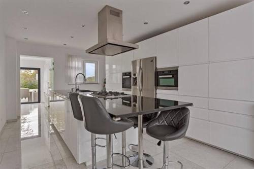 Konyha, The Beautiful White House in Kortenberg Konyha, The Beautiful White House in Kortenberg