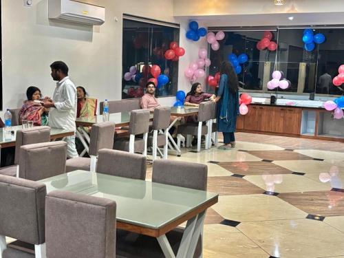 Restaurant, HOTEL OMKARESHWAR INN in Deoghar Restaurant, HOTEL OMKARESHWAR INN in Deoghar