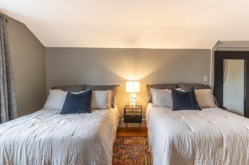 All New Main Street Charming Retro & Stylish Mid-Century Apartment Minutes to Downtown Albemarle in 阿爾伯馬爾 All New Main Street Charming Retro & Stylish Mid-Century Apartment Minutes to Downtown Albemarle in 阿爾伯馬爾