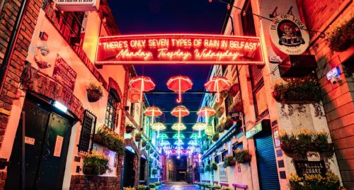 Caras Place , Falls Road in ฟอลส์ พาร์ก Caras Place , Falls Road in ฟอลส์ พาร์ก