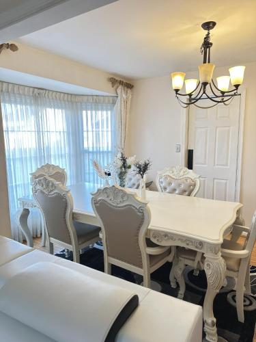 SPECIAL RATE WORTHY POSH AND MAGNIFICENT 4 BEDROOMS AND TWO & HALF BATH in 蘭漢 SPECIAL RATE WORTHY POSH AND MAGNIFICENT 4 BEDROOMS AND TWO & HALF BATH in 蘭漢