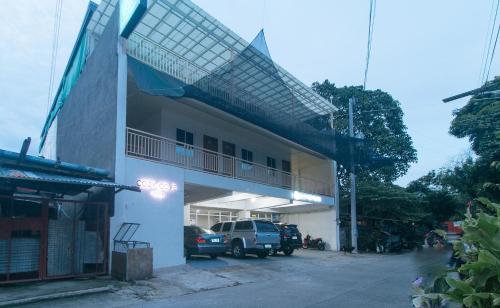 Exterior view, Cozy Cove Inn by RedDoorz in Bacolod (Negros Occidental) Exterior view, Cozy Cove Inn by RedDoorz in Bacolod (Negros Occidental)