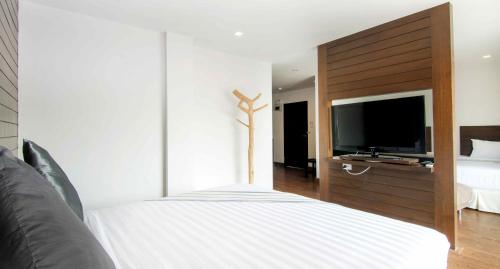 Guestroom, The Phoenix Hotel Bangkok (SHA Extra Plus) in Suvarnabhumi Airport Guestroom, The Phoenix Hotel Bangkok (SHA Extra Plus) in Suvarnabhumi Airport