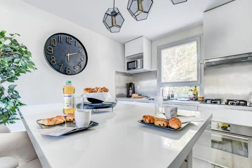 Kitchen, Villa St Simon - 11 couchages, piscine, parking, parfait entre famille, amis ou pros in Angely Kitchen, Villa St Simon - 11 couchages, piscine, parking, parfait entre famille, amis ou pros in Angely