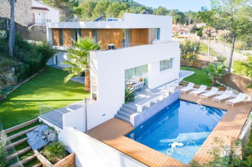 Stunning Villa Angeles with Private Pool and AC close to Sitges