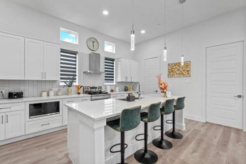 keuken, Pet-Friendly 2BR l Private Baths l Stylish Stay in Love Field vliegveld keuken, Pet-Friendly 2BR l Private Baths l Stylish Stay in Love Field vliegveld