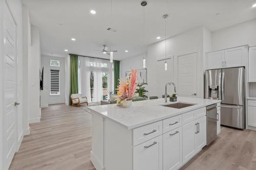 keuken, Pet-Friendly 2BR l Private Baths l Stylish Stay in Love Field vliegveld keuken, Pet-Friendly 2BR l Private Baths l Stylish Stay in Love Field vliegveld