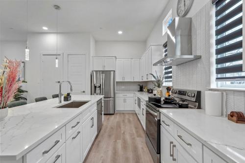 keuken, Pet-Friendly 2BR l Private Baths l Stylish Stay in Love Field vliegveld keuken, Pet-Friendly 2BR l Private Baths l Stylish Stay in Love Field vliegveld