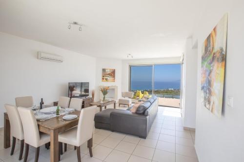 숙소 외관, Villa Mit Panoramablick Auf Das Meer Von Latchi in 네오코리오 숙소 외관, Villa Mit Panoramablick Auf Das Meer Von Latchi in 네오코리오