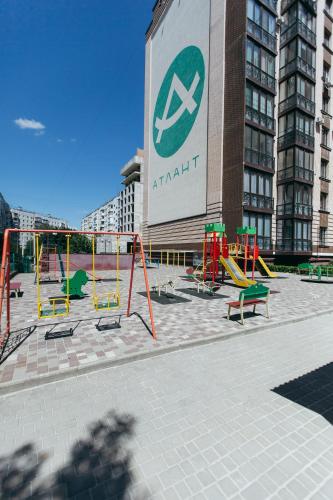 兒童遊樂場, ATLANT luxury Studio Apart навпроти ТЦ ДЕПОТ та АТБ in 切爾諾夫策 兒童遊樂場, ATLANT luxury Studio Apart навпроти ТЦ ДЕПОТ та АТБ in 切爾諾夫策