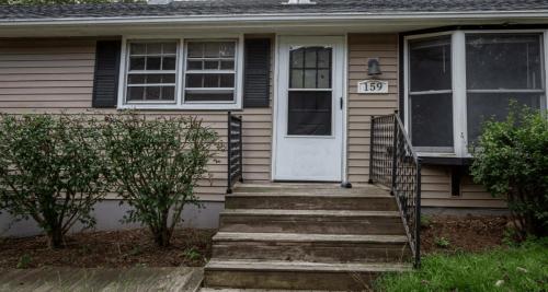 Buitenkant, Cozy 3BR Home near Casinos! in Uncasville (CT) Buitenkant, Cozy 3BR Home near Casinos! in Uncasville (CT)