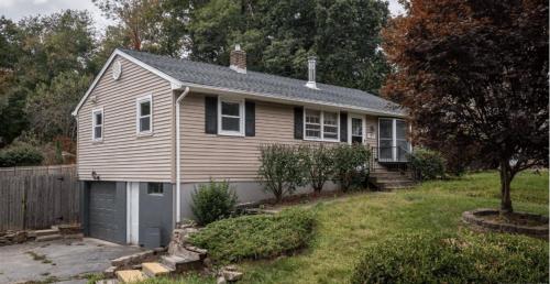 Buitenkant, Cozy 3BR Home near Casinos! in Uncasville (CT) Buitenkant, Cozy 3BR Home near Casinos! in Uncasville (CT)