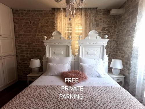 L&L Rooms Royal in เมืองเก่าซิเบนิก L&L Rooms Royal in เมืองเก่าซิเบนิก
