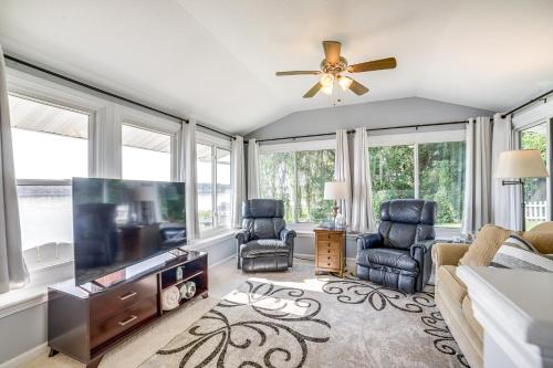 Quaint Olivet Cabin with Patio on Duck Lake! in 阿爾比恩 (MI) Quaint Olivet Cabin with Patio on Duck Lake! in 阿爾比恩 (MI)