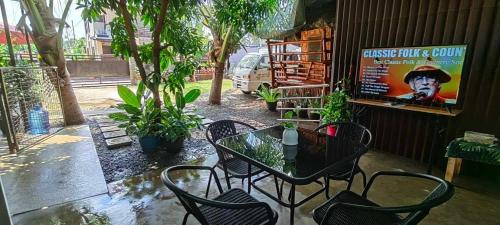 Balcony/terrace, Elyn's Guesthouse - Three Transient Units in Davao City - Total 5 rooms, 3 t & b for exclusive use in Catalunan Grande Balcony/terrace, Elyn's Guesthouse - Three Transient Units in Davao City - Total 5 rooms, 3 t & b for exclusive use in Catalunan Grande