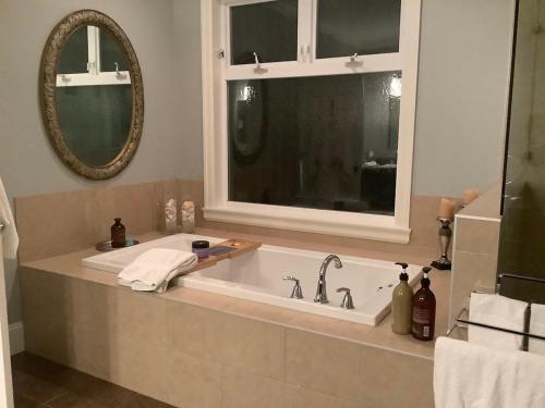 Fürdőszoba, Sand and Salt Bed & Breakfast in White Rock (Brit-Kolumbia) Fürdőszoba, Sand and Salt Bed & Breakfast in White Rock (Brit-Kolumbia)