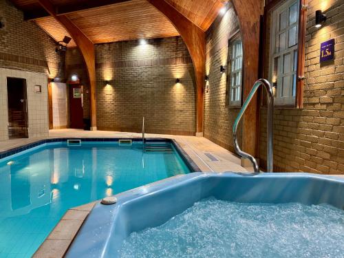 مسبح, Lomond Hills Hotel in فروشي مسبح, Lomond Hills Hotel in فروشي