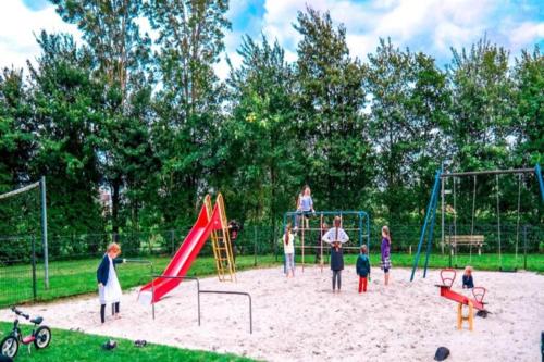 兒童遊樂場, Vakantiehuis nr 165 Lauwersmeer met sauna in 東赫拉蒂爾 兒童遊樂場, Vakantiehuis nr 165 Lauwersmeer met sauna in 東赫拉蒂爾