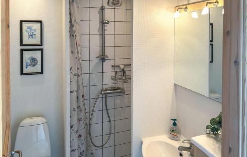 Bathroom, 2 Bedroom Awesome Home In Glesborg in Glesborg Bathroom, 2 Bedroom Awesome Home In Glesborg in Glesborg