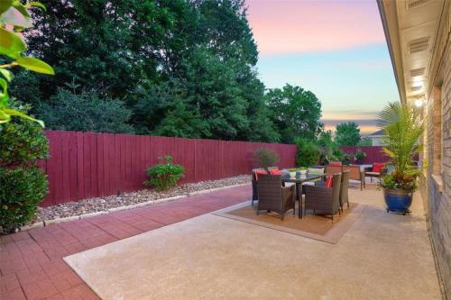 ROYCE mini-mansion with heated pool & spa Houston in Klein ROYCE mini-mansion with heated pool & spa Houston in Klein