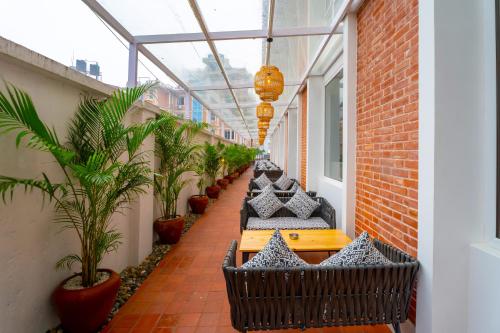 شرفة/ تراس, Hotel Anuttara in باودا جورباتي شرفة/ تراس, Hotel Anuttara in باودا جورباتي