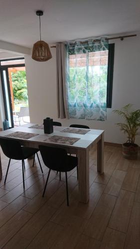 Hébergement-Joli T2-60m2-Terrasse-Jardin (Hebergement-Joli T2-60m2-Terrasse-Jardin) in Entre Deux Hébergement-Joli T2-60m2-Terrasse-Jardin (Hebergement-Joli T2-60m2-Terrasse-Jardin) in Entre Deux