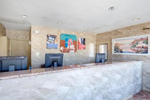 ردهة, Motel 6 Santa Fe, NM - Downtown in مركز مدينة سانتا في ردهة, Motel 6 Santa Fe, NM - Downtown in مركز مدينة سانتا في